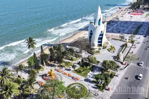 Tháp Trầm Hương với kiến trúc độc đáo, được coi là biểu tượng của tỉnh Khánh Hòa với khát vọng vươn lên và phát triển bền vững. (Ảnh: NGUYỄN TRUNG)