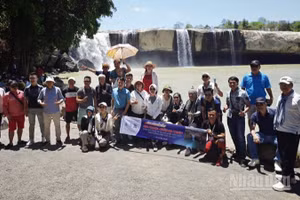 Đoàn hướng dẫn viên và doanh nghiệp lữ hành cùng du khách tham quan Thác Draynur, tỉnh Đắk Lắk. (Ảnh: HỒNG NGUYÊN)