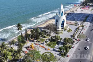 Tháp Trầm Hương với kiến trúc độc đáo, được coi là biểu tượng khát vọng vươn lên bền vững của tỉnh Khánh Hòa. (Ảnh: NGUYỄN TRUNG)