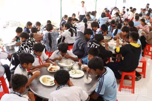 Quang cảnh bữa cơm học đường tại Trường phổ thông Dân tộc bán trú trung học cơ sở Phước Hà (xã Phước Hà, tỉnh Khánh Hòa). (Ảnh: NGUYỄN TRUNG)