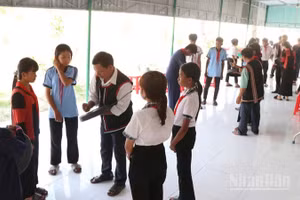 Một buổi dạy đánh mã la Trường phổ thông Dân tộc bán trú trung học cơ sở Phước Hà (xã Phước Hà, tỉnh Khánh Hòa). (Ảnh: NGUYỄN TRUNG)