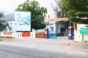 Ủy ban nhân dân xã Cà Ná (Khánh Hòa) dựng pa-nô tuyên truyền về quy hoạch các dự án trọng điểm để thúc đẩy phát triển kinh tế-xã hội của địa phương trong tương lai. (Ảnh: NGUYỄN TRUNG)