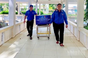 Đoàn phường Ninh Chử, tỉnh Khánh Hòa với Chương trình "Phát cơm 0 đồng" chia sẻ tấm lòng thiện nguyện với những phận đời đang gồng mình chống chọi bệnh tật tại Trung tâm Y tế khu vực Ninh Hải. (Ảnh: CTV)