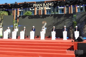 Lãnh đạo Ủy ban nhân dân phường Phan Rang (Khánh Hòa) cùng nhà đầu tư ấn nút khánh thành tại buổi lễ. (Ảnh: NGUYỄN TRUNG)