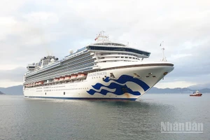 Tàu biển quốc tế Diamond Princess trên đường cập Cảng quốc tế Cam Ranh. (Ảnh: Sở Văn hóa, Thể thao và Du lịch tỉnh Khánh Hòa cung cấp)