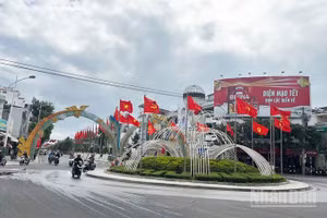 Trên trục đường Thống Nhất, khu vực trung tâm phường Phan Rang (Khánh Hòa) trang hoàng lộng lẫy cờ Đảng, cờ Tổ quốc, tạo nên không khí trang trọng, rộn ràng và đầy khí thế chào mừng Đại hội đại biểu toàn quốc lần thứ XIV của Đảng. (Ảnh: NGUYỄN TRUNG)