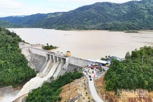 Hồ Sông Chò 1 có dung tích thiết kế hơn 109 triệu m³. Đây là công trình đa mục tiêu, được thiết kế kết nối liên thông với các hồ Suối Dầu và Cam Ranh, hình thành mạng lưới điều tiết nước liên vùng cho toàn bộ khu vực phía nam của tỉnh Khánh Hòa. (Ảnh: NGUYỄN TRUNG)