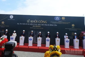 Lãnh đạo tỉnh Khánh Hòa cùng chủ đầu tư ấn nút khởi công Dự án nhà ở xã hội CT-02. (Ảnh: NGUYỄN TRUNG)