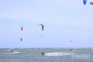 Các vận động viên tập luyện tại vùng biển Mỹ Hòa, xã Vĩnh Hải, tỉnh Khánh Hòa. (Ảnh: NGUYỄN TRUNG)