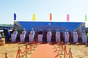 Phó Thủ tướng Chính phủ Bùi Thanh Sơn cùng lãnh đạo tỉnh Khánh Hòa ấn nút khởi động dự án. (Ảnh: NGUYỄN TRUNG)