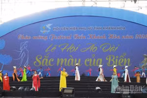 Chương trình ca nhạc tôn vinh áo dài Việt Nam tại buổi lễ. (Ảnh: NGUYỄN TRUNG)