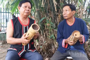 Hai nghệ nhân Tà Thía Panh và Tà Thía Ca (xã Phước Hà, tỉnh Khánh Hòa) đang hòa tấu làn điệu độc đáo của đàn Chapi, như đang trò chuyện với núi rừng bằng thứ ngôn ngữ đã gắn bó với người Raglai qua bao thế hệ. (Ảnh: NGUYỄN TRUNG)