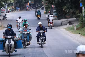Người dân tham gia giao thông trên tuyến đường huyết mạch nối phường Ba Ngòi với khu vực miền núi Khánh Sơn (cũ), tỉnh Khánh Hòa. (Ảnh: NGUYỄN TRUNG)