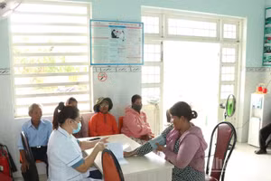 Nhiều đồng bào dân tộc thiểu số Raglai đến khám bệnh, theo dõi sức khỏe tại điểm Trạm Y tế Phước Kháng thuộc Trạm Y tế xã Thuận Bắc, tỉnh Khánh Hòa. (Ảnh: NGUYỄN TRUNG)