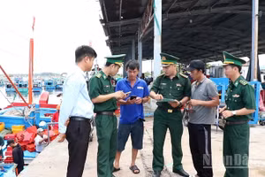 Các cơ quan chức năng và chính quyền địa phương tỉnh Khánh Hòa siết chặt quản lý, xử lý nghiêm mọi hành vi vi phạm, hướng tới mục tiêu cùng cả nước sớm gỡ bỏ cảnh báo “thẻ vàng” IUU. (Ảnh: NGUYỄN TRUNG)