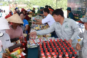 Ban CHQS phường Ba Ngòi (tỉnh Khánh Hòa) cùng các mạnh thường quân trao quà cho bà con xóm Đá Voi. (ảnh: NGUYỄN TRUNG)