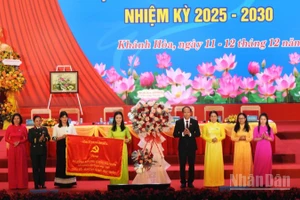 Đồng chí Nguyễn Khắc Hà - Phó Bí thư Tỉnh ủy, Chủ tịch Ủy ban Mặt trận Tổ quốc Việt Nam tỉnh Khánh Hòa tặng bức trướng chúc mừng của Tỉnh ủy cho Đại hội. 