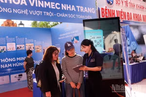 Doanh nghiệp tỉnh Khánh Hòa giới thiệu sản phẩm cho khách hàng qua truy cập trang thương mại điện tử bằng điện thoại thông minh. (Ảnh: NGUYỄN TRUNG)