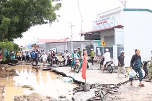 Đợt mưa lũ từ ngày 16-22/11 vừa qua, khiến cho nhiều tuyến đường giao thông bị hư hỏng, làm cho việc đi lại rất khó khăn. (Ảnh: NGUYỄN TRUNG)