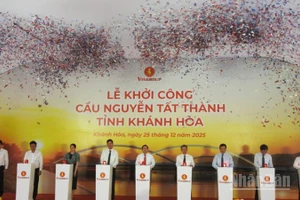 Các đại biểu ấn nút khởi công công trình cầu Nguyễn Tất Thành. (Ảnh: NGUYỄN TRUNG)