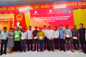 Đoàn công tác của Bộ Dân tộc và Tôn giáo trao quà hỗ trợ các hộ nghèo, hộ cận nghèo bị ảnh hưởng bởi mưa lũ. (Ảnh: NGUYỄN TRUNG)