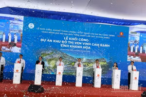 Lãnh đạo tỉnh Khánh Hòa cùng nhà đầu tư, nhà thầu và các địa biểu ấn nút khởi công Dự án Khu đô thị ven vịnh Cam Ranh. (Ảnh: NGUYỄN TRUNG)