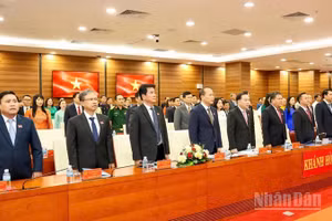 Các đồng chí lãnh đạo Tỉnh ủy, Hội đồng nhân dân tỉnh, Ủy ban nhân dân, Ủy ban Mặt trận Tổ quốc Việt Nam tỉnh Khánh Hòa dự kỳ họp. (Ảnh: VŨ TÂN)