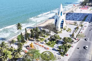 Tháp Trầm Hương với kiến trúc độc đáo, sinh động, tọa lạc bên bãi biển trong xanh thơ mộng, được coi là biểu tượng của tỉnh Khánh Hòa, là điểm đến lý tưởng để du khách tham quan, ngắm cảnh. (Ảnh: NGUYỄN TRUNG)