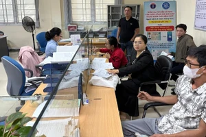 Người dân đến liên hệ, tìm hiểu các chính sách về bảo hiểm xã hội tại các cơ sở trên địa bàn tỉnh Khánh Hòa. (Ảnh: NGUYỄN TRUNG)