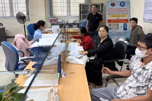 Người dân đến liên hệ, tìm hiểu các chính sách về bảo hiểm xã hội tại các cơ sở trên địa bàn tỉnh Khánh Hòa. (Ảnh: NGUYỄN TRUNG)