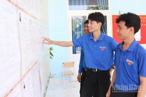Nhiều bạn trẻ chủ động tìm hiểu tiểu sử, quá trình công tác cũng như chương trình hành động của các ứng cử viên trước khi đưa ra lựa chọn việc bỏ phiếu bầu đại biểu để gửi gắm nguyện vọng của mình. (Ảnh: NGUYỄN TRUNG)