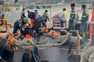 Lực lượng cứu nạn cứu hộ tiếp cận hầm tàu để cứu các nạn nhân bị mắc kẹt. (Ảnh: CTV)