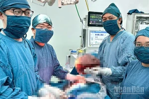 Ê-kíp bác sĩ Khoa Ngoại tổng hợp, Bệnh viện đa khoa Ninh Thuận thực hiện phẫu thuật cho bệnh nhân. (Ảnh: đơn vị cung cấp)
