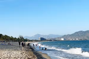 Bãi biển Bình Sơn-Ninh Chử (Khánh Hòa) có hình vòng cung dài hơn 10km ôm trọn sắc xanh đại dương, thu hút đông đảo du khách đến nghỉ dưỡng, trải nghiệm tắm biển quanh năm. (Ảnh NGUYỄN TRUNG)