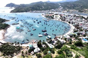 Vịnh Vĩnh Hy, xã Vĩnh Hải (Khánh Hòa), một trong những vịnh đẹp nhất Việt Nam, hằng năm thu hút hàng triệu lượt du khách trong nước và quốc tế đến tham quan, nghỉ dưỡng, trải nghiệm. (Ảnh: NGUYỄN TRUNG)