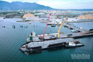 Các cảng biển tỉnh Khánh Hòa ngày càng thu hút nhiều nhà đầu tư trong nước và quốc tế tìm đến đầu tư các dự án phát triển kinh tế mang tầm khu vực. (Ảnh: NGUYỄN TRUNG)