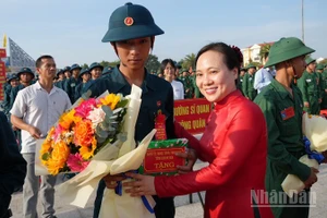Lãnh đạo phường Phan Rang (Khánh Hòa) tặng hoa chúc mừng, dặn dò các tân binh trước giờ lên đường.