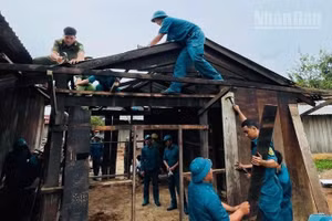 Hình ảnh người lính quân hàm xanh cùng dân quân địa phương miệt mài dưới nắng gió, để hoàn thiện nhà ở cho các gia đình thuộc diện con đẻ của người hoạt động kháng chiến bị nhiễm chất độc hóa học đã trở thành biểu tượng đẹp của tinh thần trách nhiệm, nghĩa tình quân-dân. (Ảnh: HUY VIÊN)