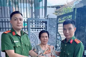 Công an phường Ninh Chử, tỉnh Khánh Hòa tiếp nhận cá thể rùa núi vàng do bà Lê Thị Hồng Nhanh tự nguyện giao nộp. (Ảnh: đơn vị cung cấp).