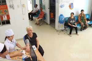 Từ đầu giờ sáng mỗi ngày, khu vực tiếp đón bệnh nhân tại Trạm y tế phường Ba Ngòi (tỉnh Khánh Hòa) đã đông người dân đến khám bệnh. (Ảnh: NGUYỄN TRUNG)