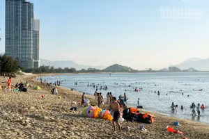 Hằng ngày, bãi biển Bình Sơn-Ninh Chử (tỉnh Khánh Hòa) thu hút đông người dân địa phương và du khách đến tắm biển. (Ảnh: NGUYỄN TRUNG)