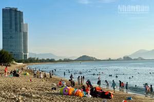 Một góc biển Bình Sơn-Ninh Chử, phường Đông Hải, bãi tắm thu hút đông du khách thập phương đến trải nghiệm. (Ảnh: NGUYỄN TRUNG)