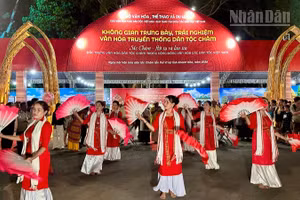 Thiếu nữ Chăm biểu diễn điệu múa truyền thống tại khuôn viên không gian trải nghiệm văn hóa của ngày hội. (Ảnh: NGUYỄN TRUNG)