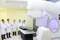 Thứ trưởng Thường trực Y tế Vũ Mạnh Hà và các đại biểu tham quan thiết bị mới tại Bệnh viện K, cơ sở Quán Sứ.