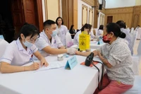 Các bác sĩ Bệnh viện Nội tiết Trung ương và Bệnh viện Nội tiết Nam Định thăm khám, tư vấn bệnh đái tháo đường cho người dân.