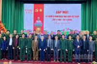 Các đại biểu chụp ảnh chung tại buổi gặp mặt kỷ niệm 43 năm Ngày Nhà giáo Việt Nam. (Ảnh: ĐỖ THOA)