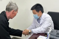 Bác sĩ Bệnh viện Hữu Nghị khám và điều trị bệnh cho người cao tuổi.