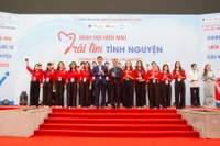 Biểu dương, khen thưởng các tập thể và cá nhân tiêu biểu trong phong trào hiến máu tình nguyện.