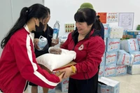 Cán bộ, tình nguyện viên Chữ thập đỏ cứu trợ người dân bị ảnh hưởng bởi mưa lũ tại thành phố Huế.