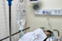 Người bệnh bị ngộ độc thực phẩm đang được truyền dịch. (Ảnh: Bệnh viện cung cấp)